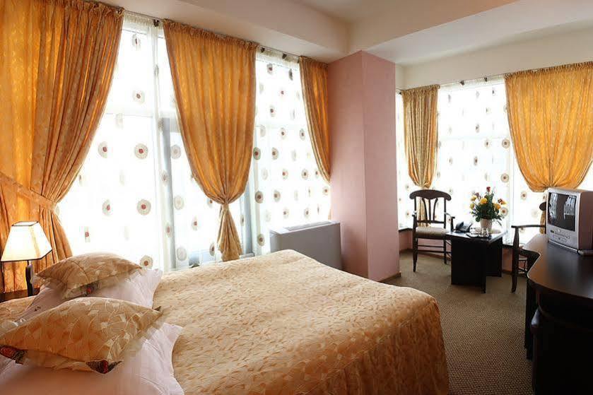 Indiana Hotel Iasi Exterior foto